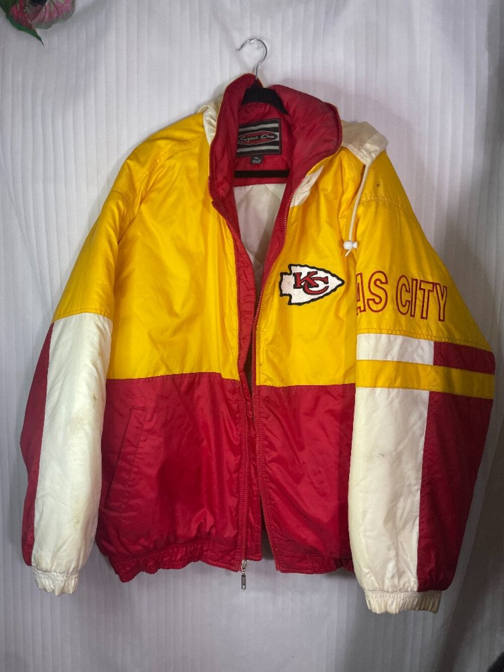 Vintage Kansas City Chiefs Hooded Puffer Jacket XL Sport One NFL Red Yellow Coat